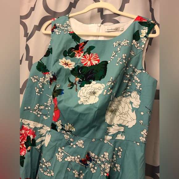 This gorgeous turquoise color kind dress - Picture 2 of 5